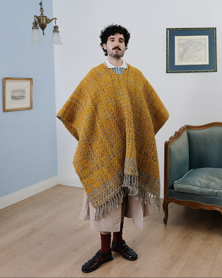 Ruana Entramado · Amarillo y Gris
