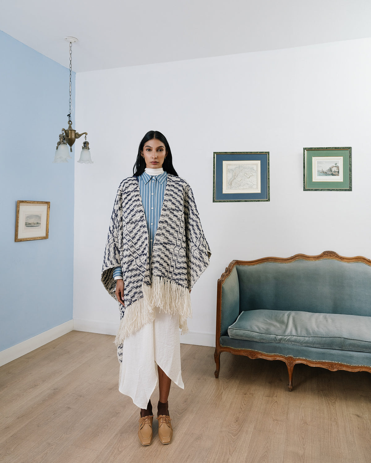 Ruana Ojo de agua · Azul y Crudo