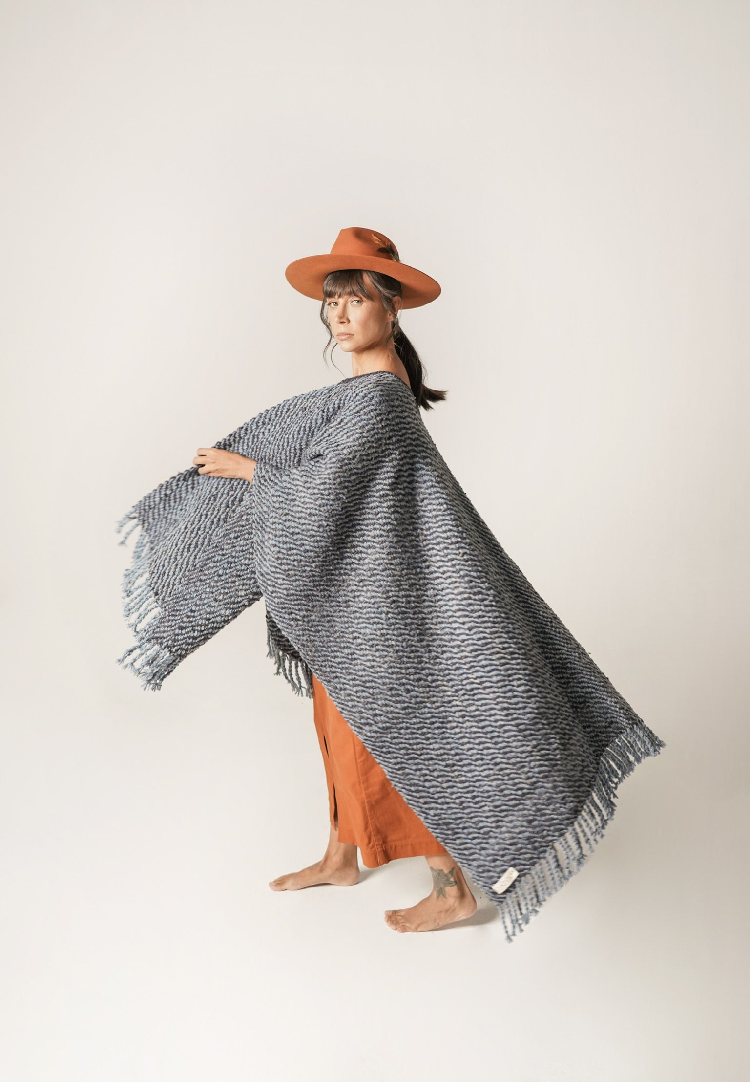 Ruana azul con gris natural