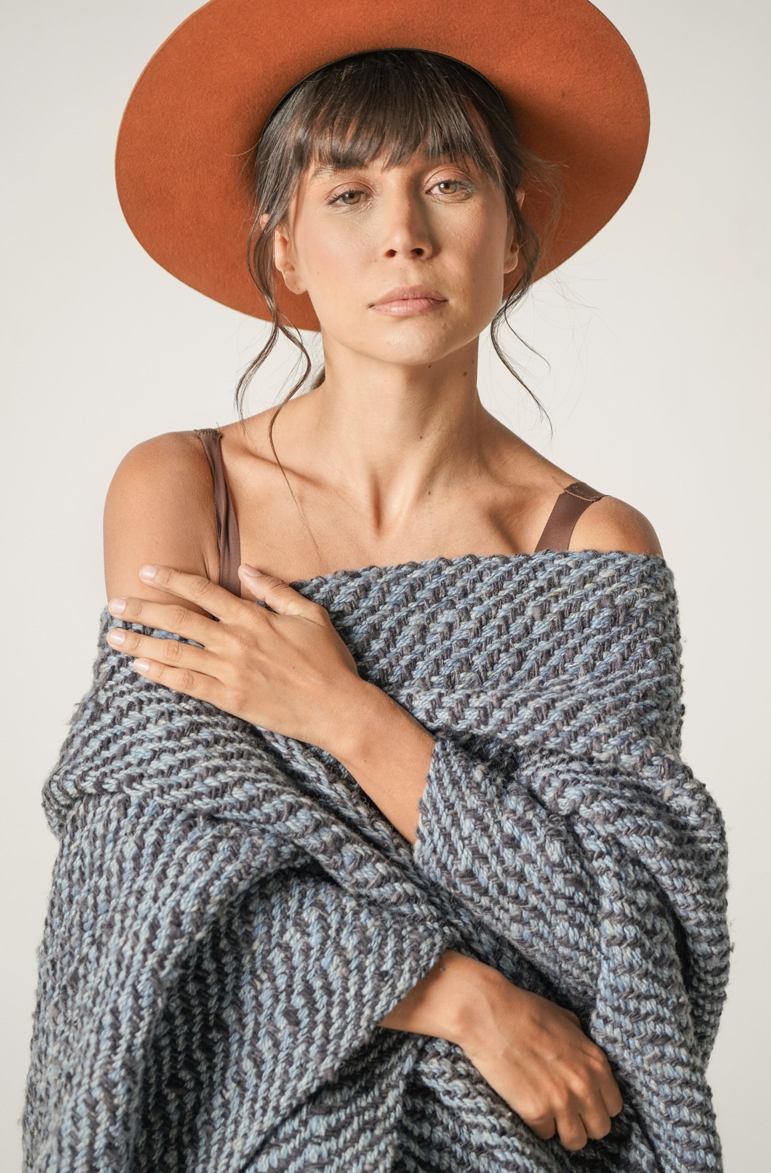 Ruana azul con gris natural