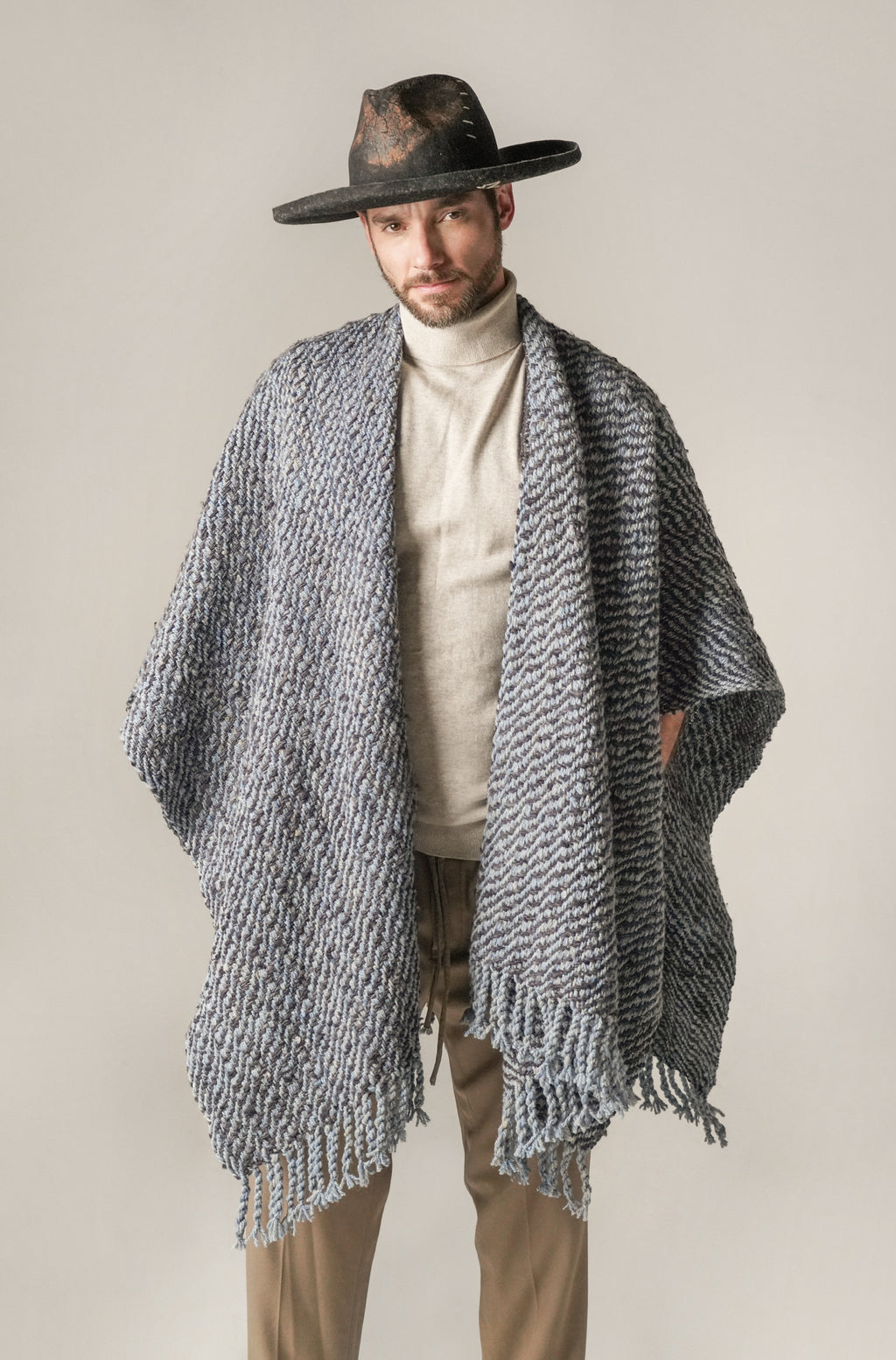 Ruana azul y gris