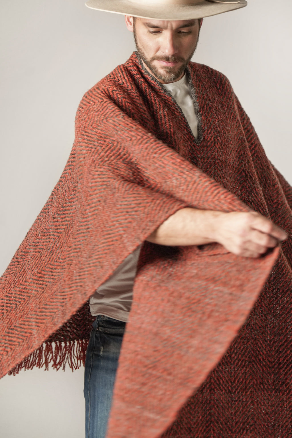 Ruana terracota con gris
